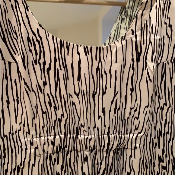 Silky feel  lined zebra print dress size 2 Danier - Picture 3 of 10